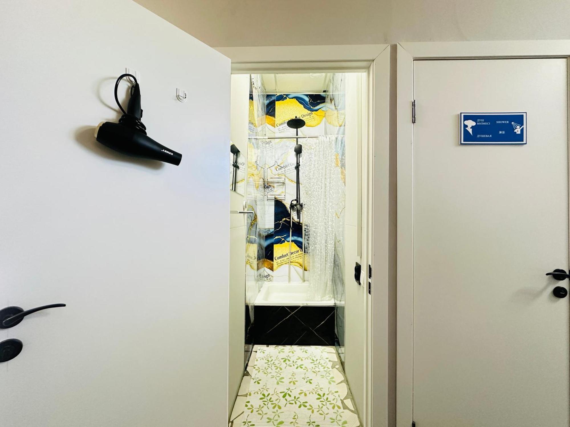 Center Capsule Hotel อัลมาตี ภายนอก รูปภาพ