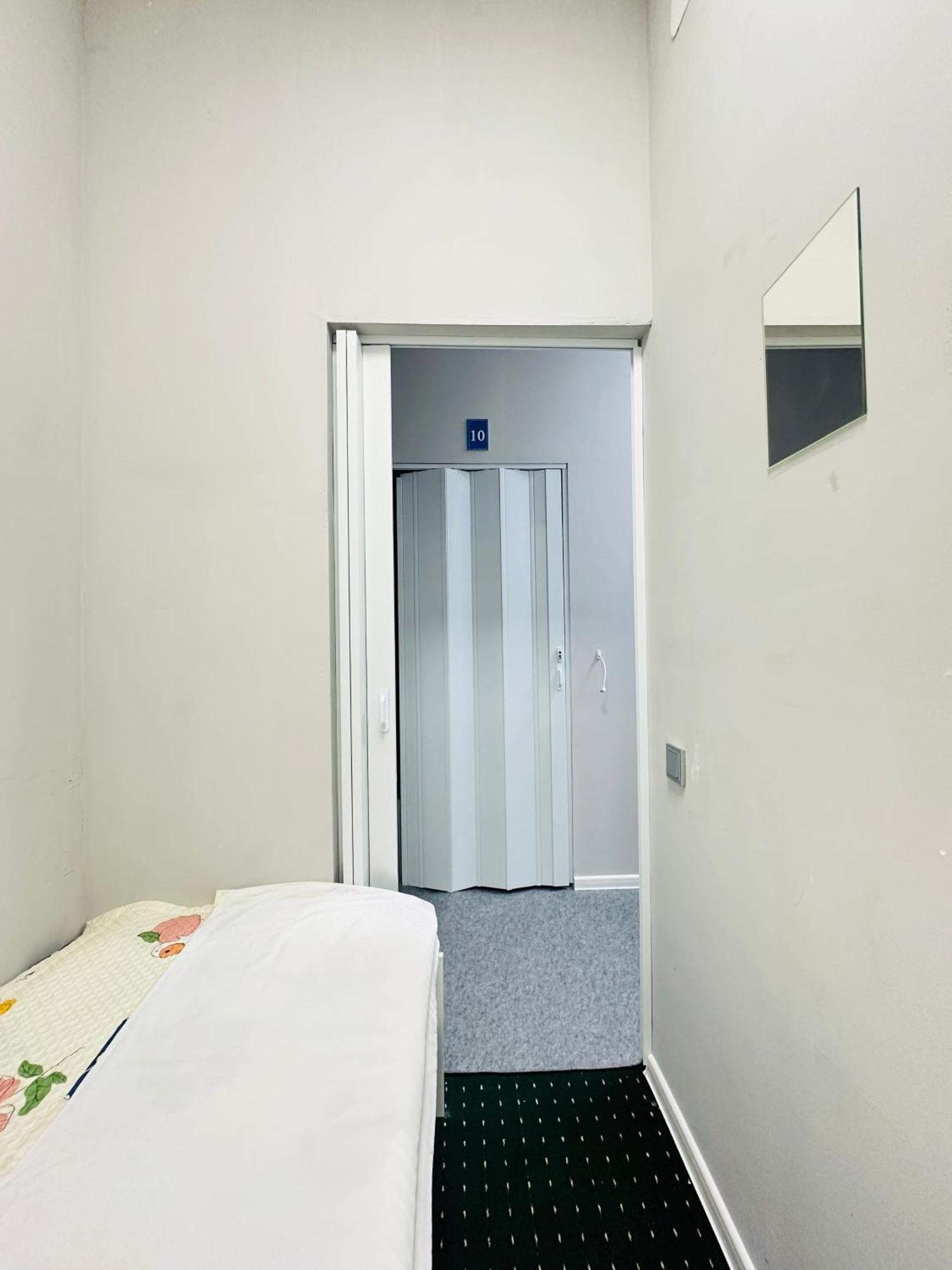 Center Capsule Hotel อัลมาตี ภายนอก รูปภาพ